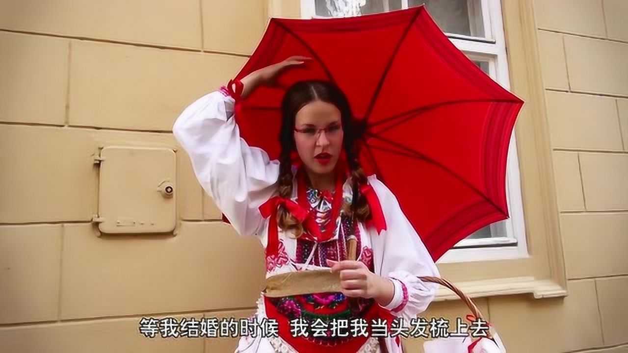 克罗地亚女孩穿着当地民族服装真的好美啊