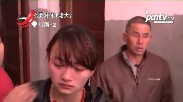 父女八年后团聚,气氛却相当尴尬:他打我的一分一秒都记在脑海里