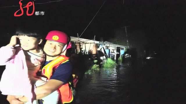 强降雨袭击克山 老人孩子被困家中