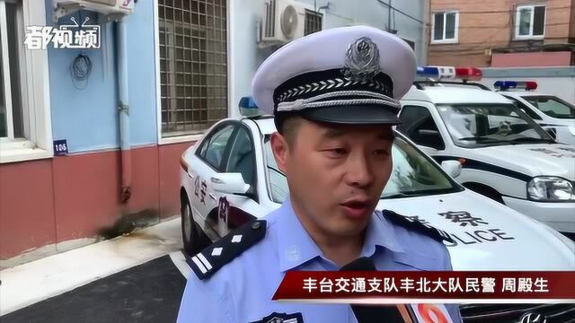 男子无视三次警告闯卡,警察击碎车玻璃还不停……