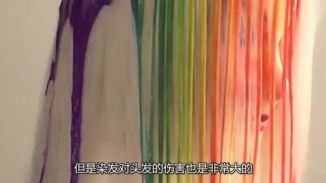 外国女孩成“染发狂魔”,什么奇葩发色都敢染,彩虹色太亮眼了!