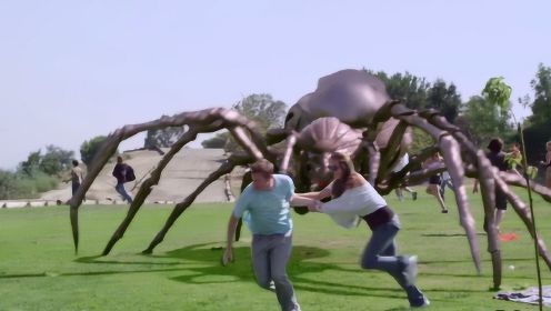 科幻片：外星蜘蛛疯狂吃人，吃一个身体变大一倍，还进化到了自我繁殖阶段