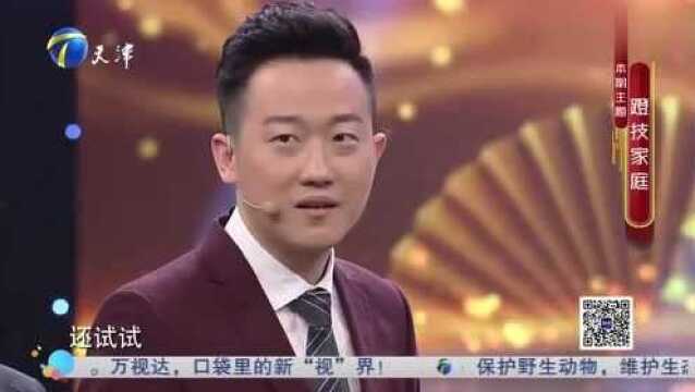 杂技演员表演蹬伞,如此轻的伞在脚上平衡,简直是平衡的艺术