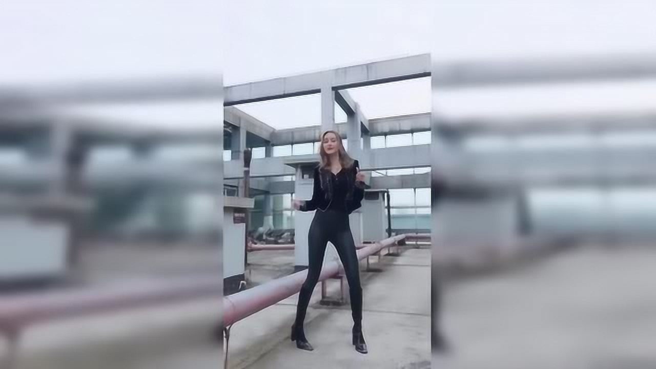 网红伊瑟拉紧身裤搭配皮衣完美身材就是这么简单