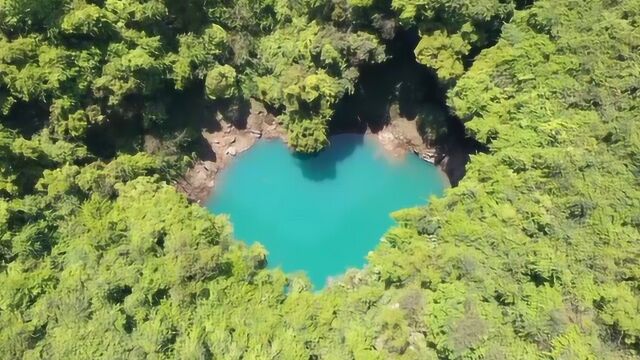 美翻了!张家界岩河景区天空视角下一“心形湖泊”走红