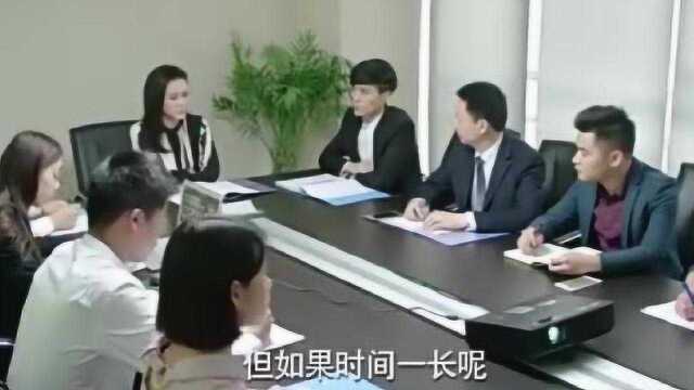 女总裁在开会,没想到穷大叔躲在会议室的桌子下,偷听对方的决策