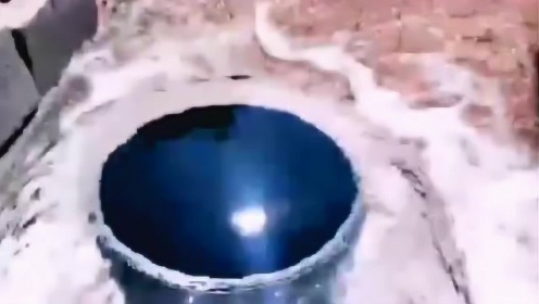 院内打井打到地下泉眼上，地下水喷涌而出，过去四天了，井水水量一点不减