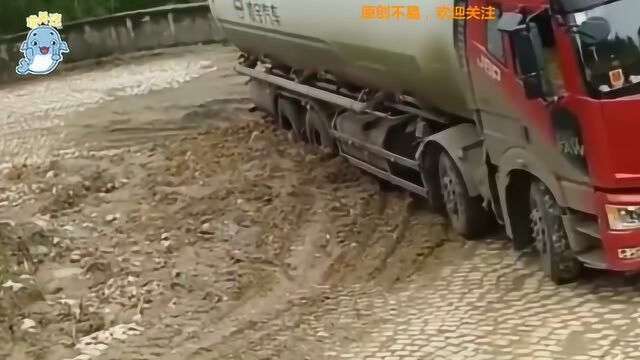 大车本来想图省事走小路,这下进退不得了