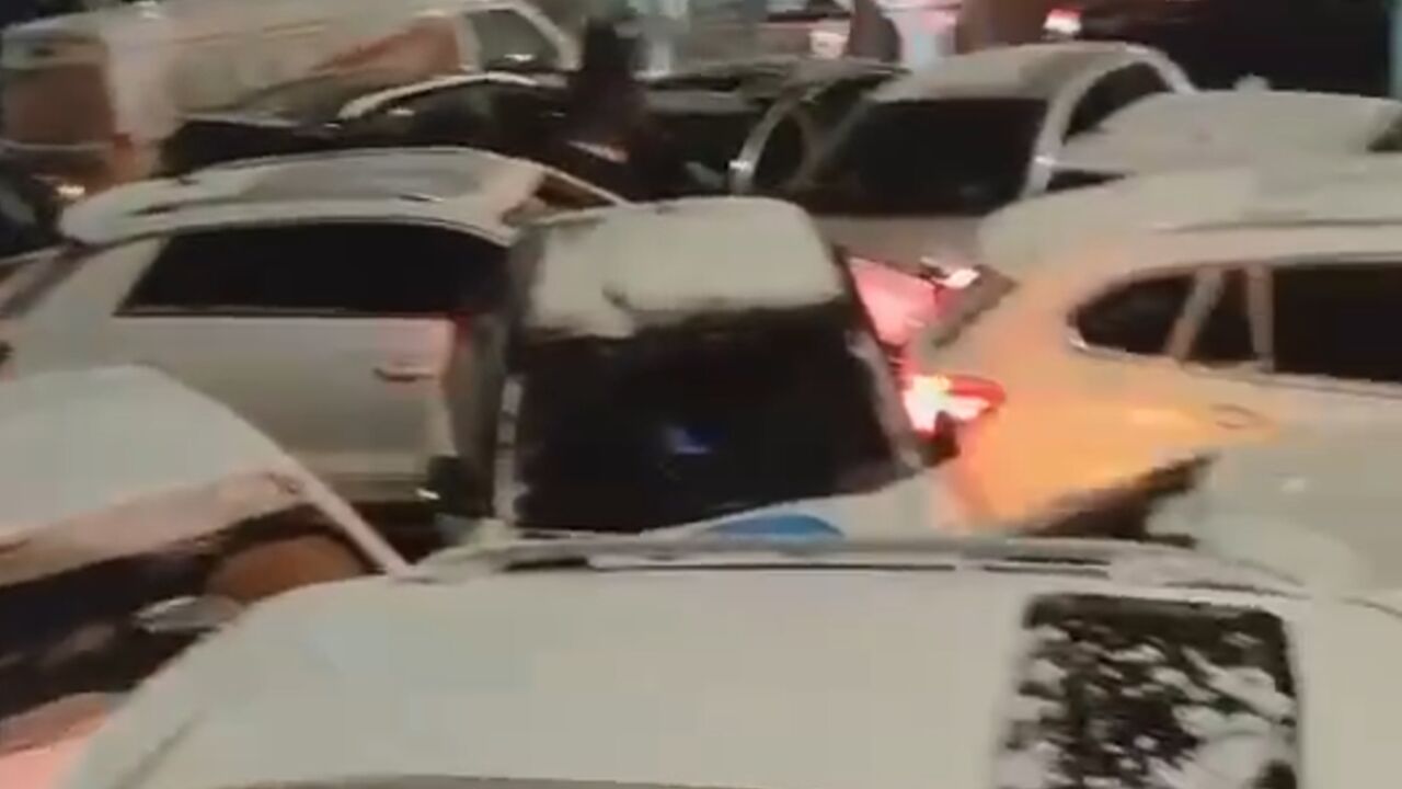 浙江一路段多车碰撞,现场车主称或有百辆事故车,交警:已封道请绕行