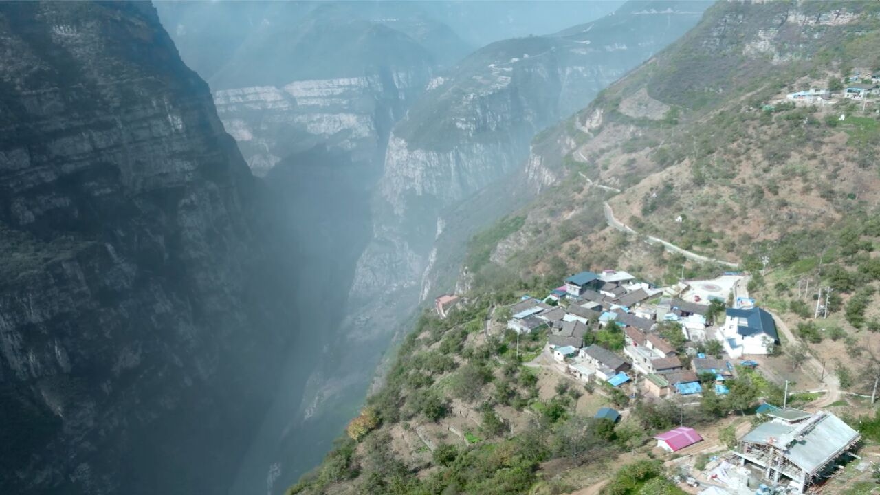 探访悬崖边的彝寨,有的人一辈子没下过山,村民盼来了修索道、通山路