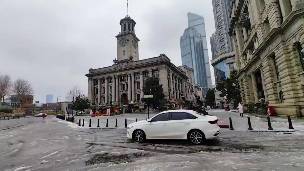 环卫工及时清扫积雪,保证沿江大道畅通