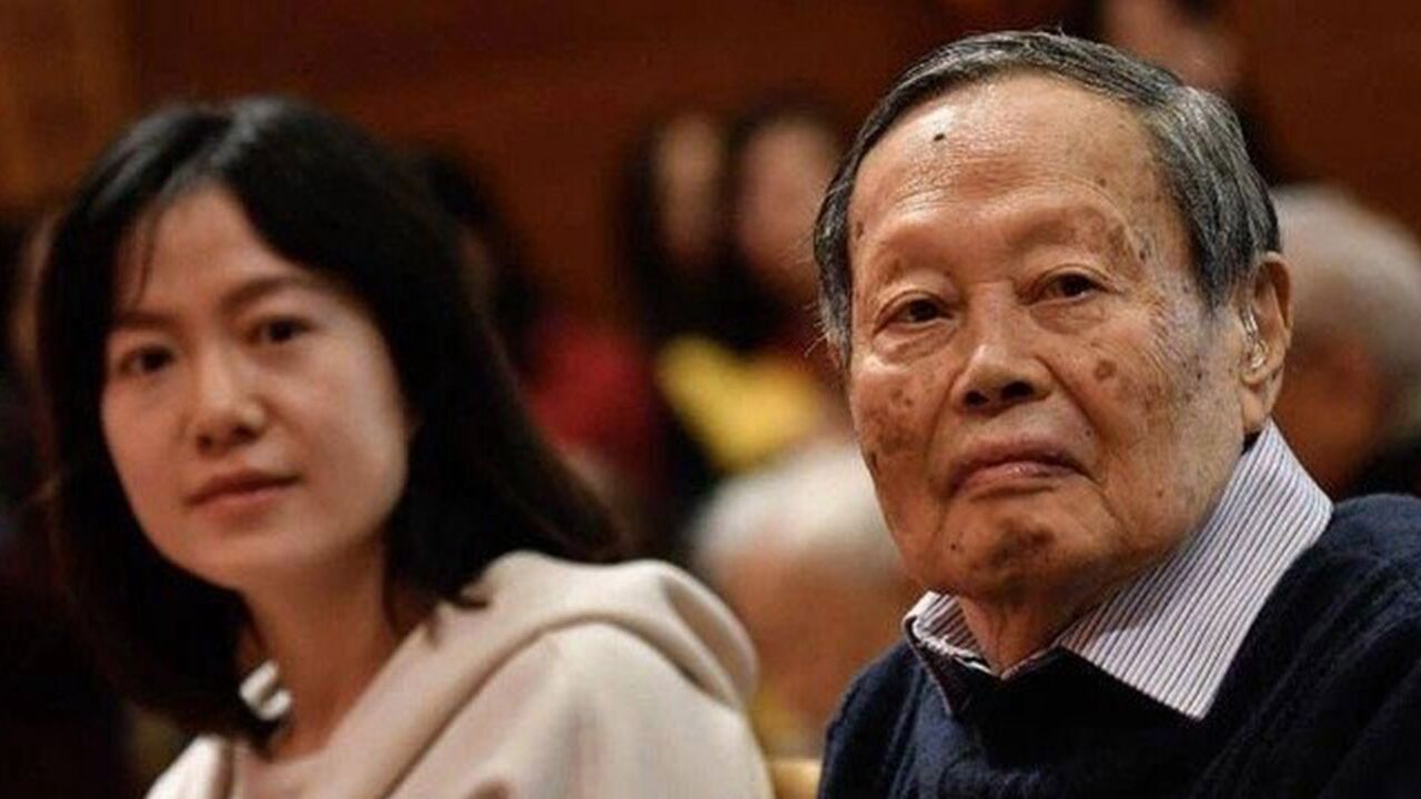 102岁杨振宁牵手娇妻露面,十指紧扣超甜蜜,翁帆望夫眼抢镜