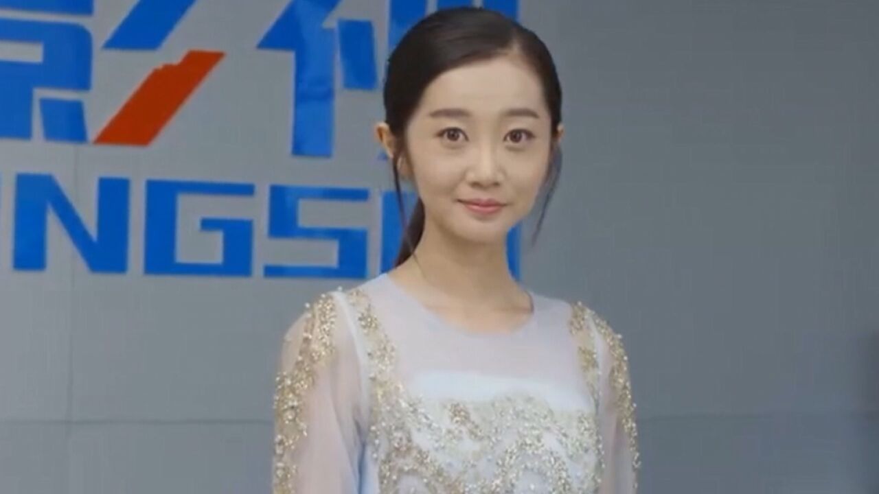 前台小姑娘太美,公司几个老总控制不住都要多瞄几眼