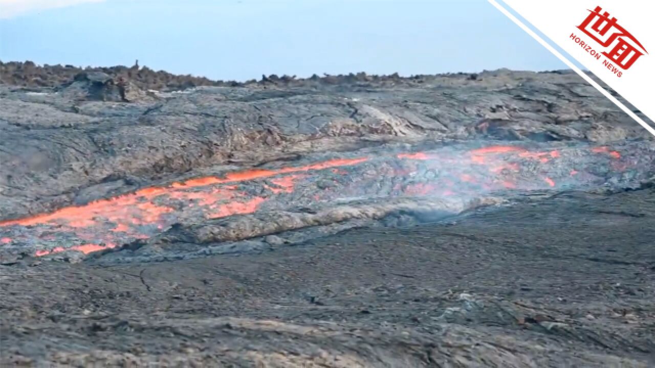 超近距离实拍世界最大活火山喷发:滚滚熔岩流如河水 蜿蜒行进靠近交通要道