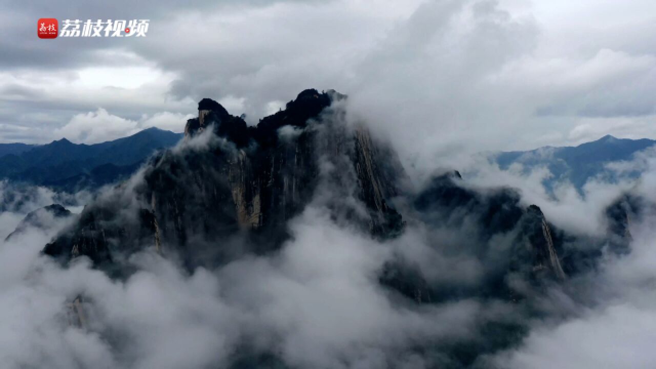 云海翻涌腾细浪,浓雾缭绕系群山!华山现震撼云海如入人间仙境