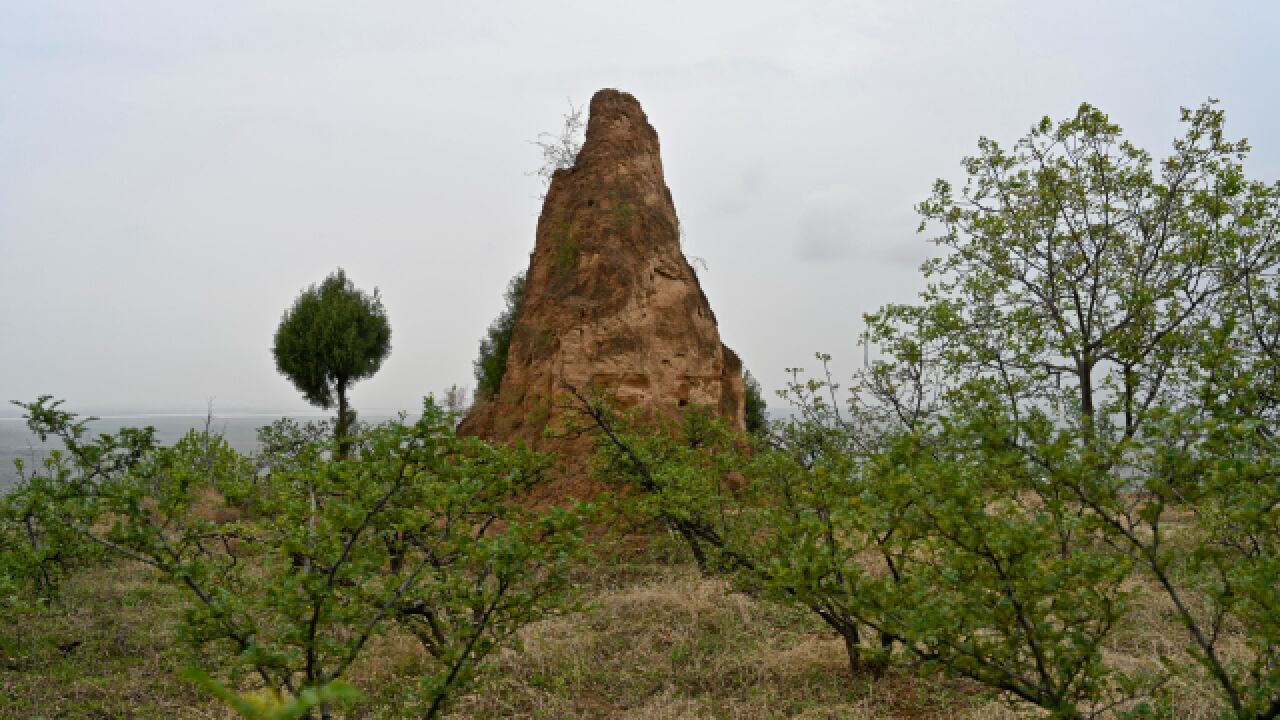 山坡发现一处古迹,夯土堆积而成,用来传递消息,村民说年代不详