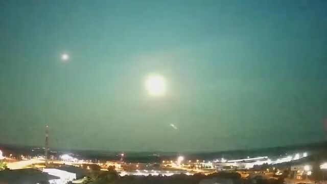 流星划过德国纽伦堡夜空:绿光骤然闪耀 照亮夜空后解体