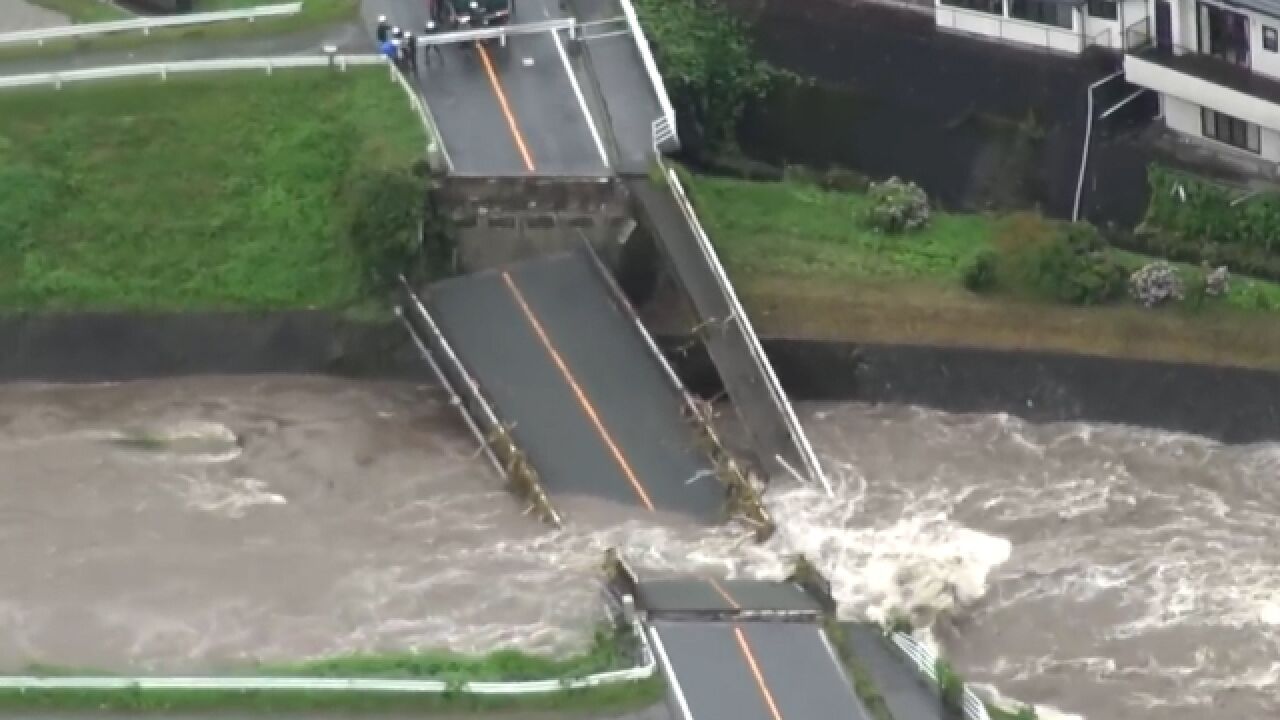 日本熊本县遭多日暴雨袭击:洪水泛滥桥被冲垮 大片住宅被淹