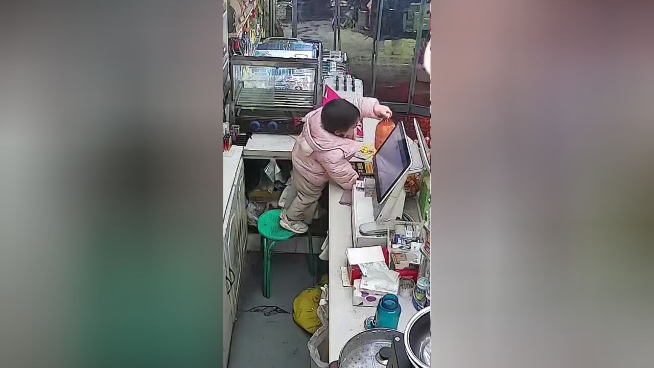 3岁萌娃独自看店,熟练帮顾客扫货品收银,妈妈看监控惊到