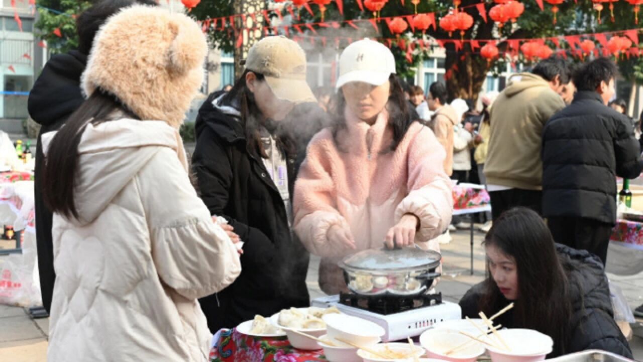 重庆移通学院办千人饺子宴,现场包饺子吃饺子,冬日寒冷一扫而光