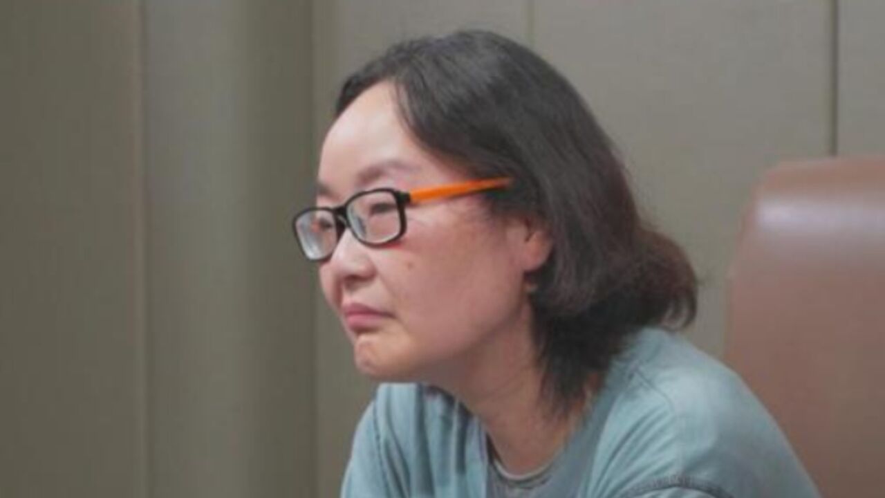 热衷名牌包在美容院充70万,女干部称加点安置面积钱就来了,被判13年