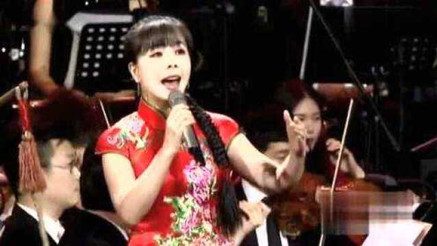 王二妮、石青明演唱歌曲《桃花红杏花白》