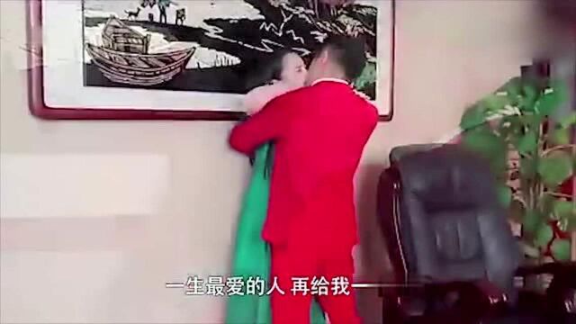 《欲爱》:总裁本想要惩罚女子,但忍不住亲了她!