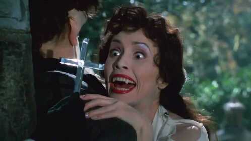 美女被变成吸血鬼，刚学会捕食就遇到吸血鬼猎人，经典奇幻电影