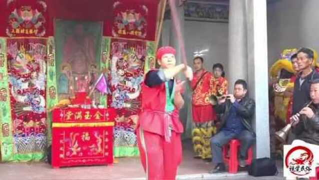 广东汕尾农村风俗,师傅手拿公鸡和鸭子,你们知道做什么吗