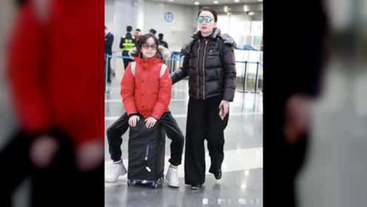 11岁徐小宝近照,跟妈妈陶虹一同现身机场,颜值像极了爸爸徐峥