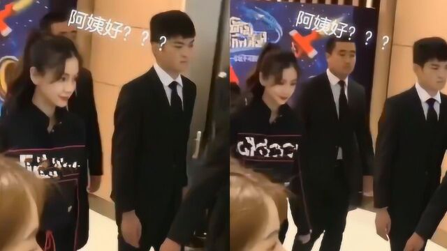 Angelababy被小朋友大声喊阿姨好,面无表情径直走开被批冷漠