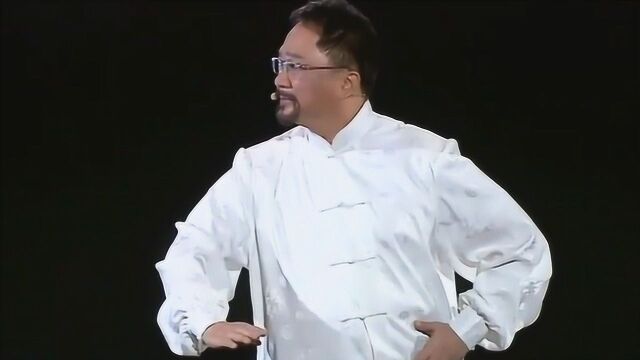 不愧为老艺术家,徐小明又唱又表演《万里长城永不倒》,热血沸腾