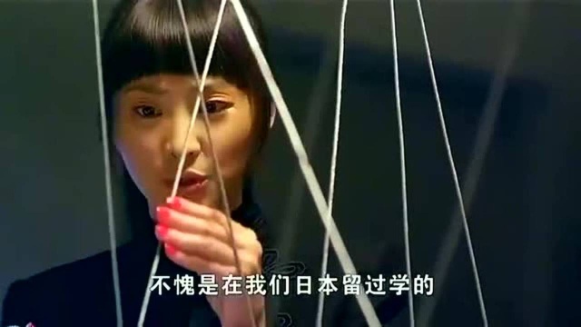 鬼子用绳子绑住美女,收紧绳子来折磨她