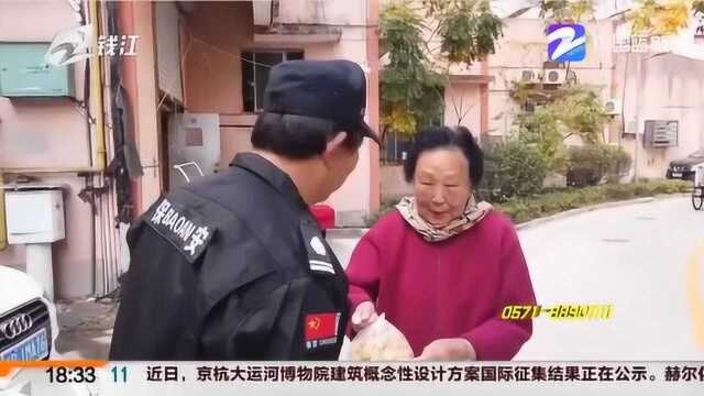 七年如一日 热心保安大叔化身社区义务“维修工”