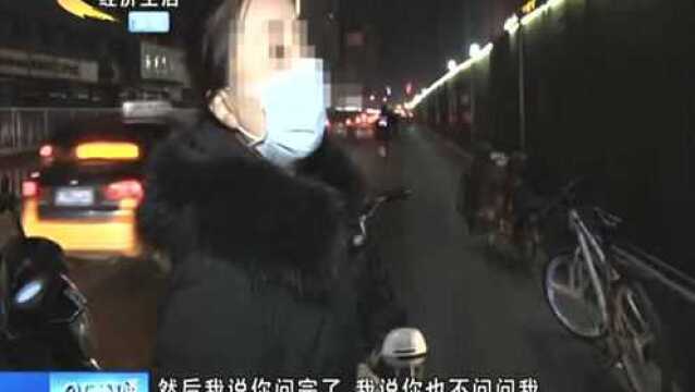 小伙骑车挂倒电动车,一帮同学来“助威”,家长到后“战斗”升级