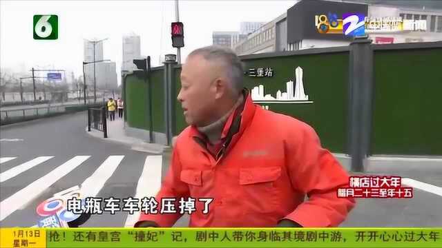 杭州钱江路与运河东路交叉口 工程车撞上电动车 目击者:现场很可怕