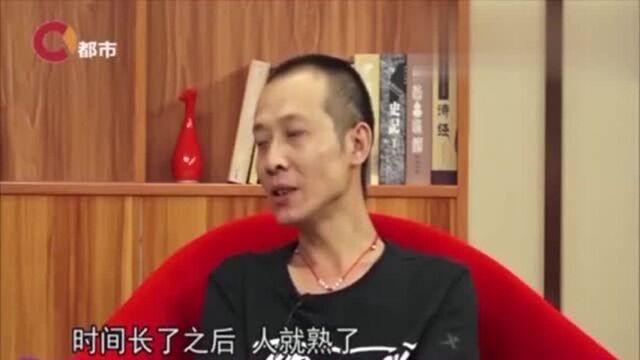 夫妻俩均不上班挣钱!还都有自己的理由!也难怪两人会争吵不休!