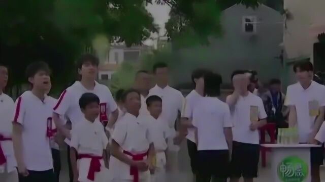 高能少年团:杨紫赛前准备操遭到张一山嫌弃,杨迪放狠话秒认怂