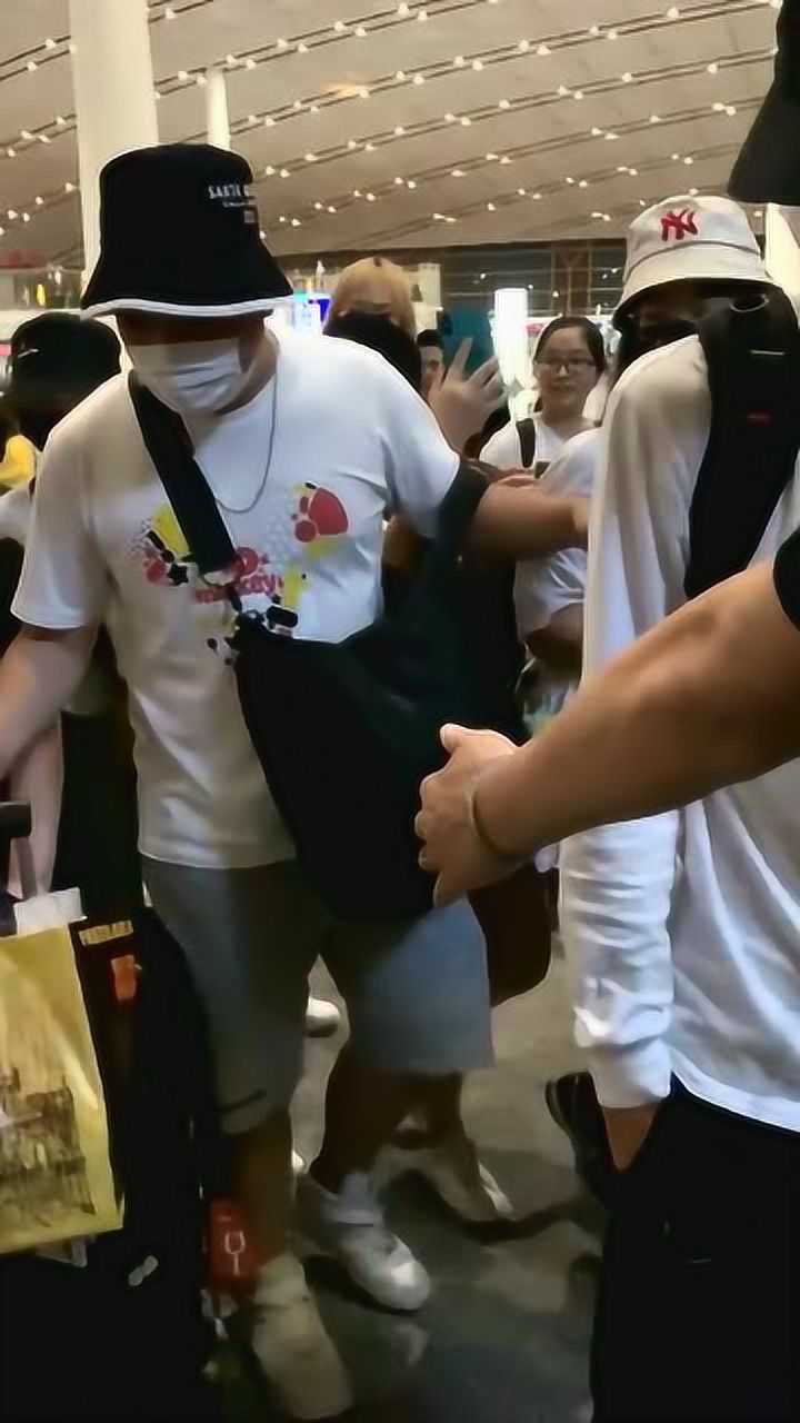 机场偶遇王一博百名粉丝相送后面的姑娘是怎么了