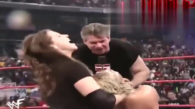 WWE:美女被对手各种糟蹋,手段层出不穷,场面一度很尴尬!