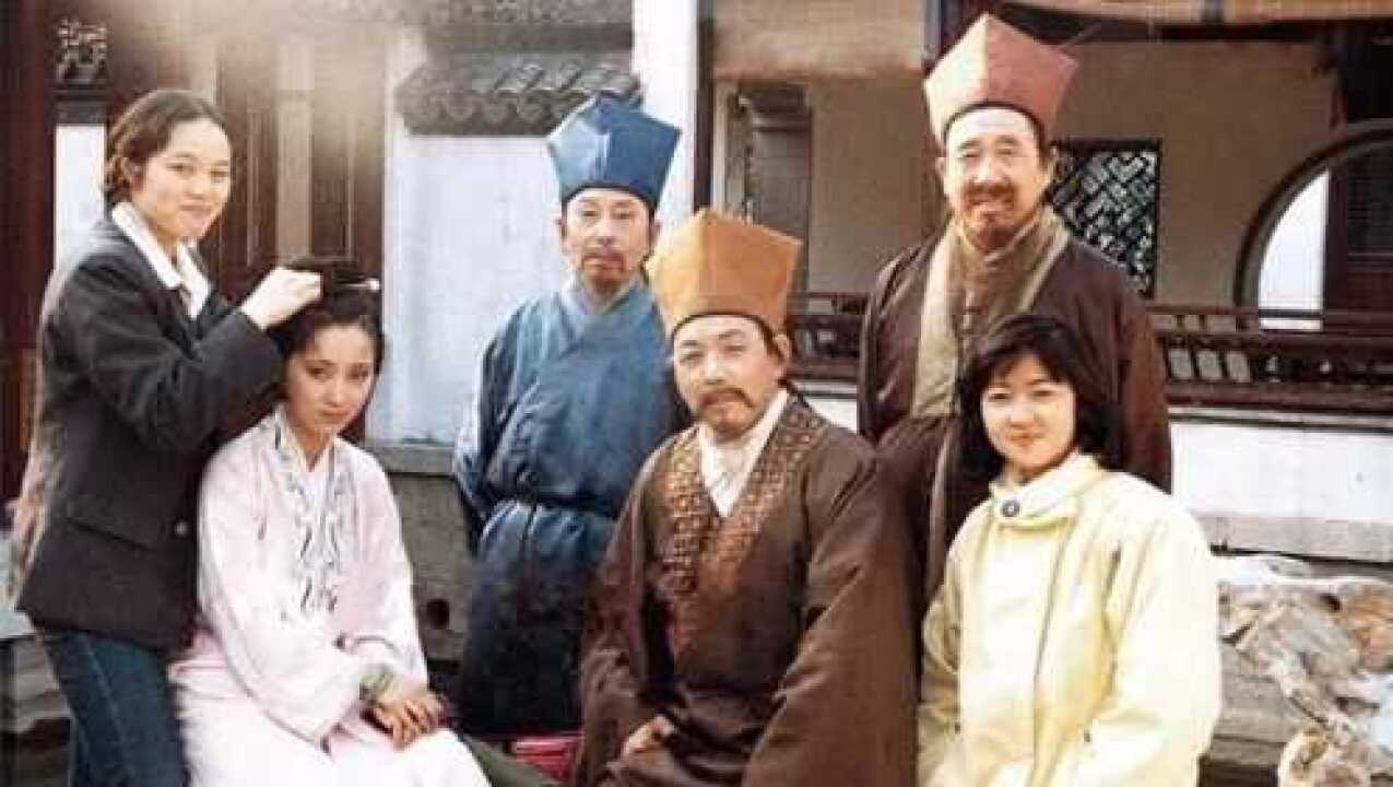 87版红楼梦绛云轩的画面,是夏天拍冬天的戏,考验演员的演技