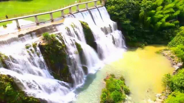 打卡湖北通山网红瀑布,位于厦铺镇境内,大量咸宁游客慕名前来