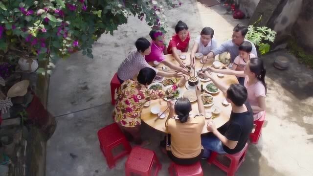 风味人间:鸡肉作为美味存在,同时也有凌驾于饮食之上的寓意