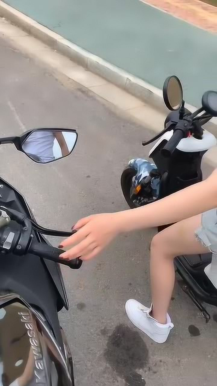 美女手轰机车油门这一下你心动没她却害怕了