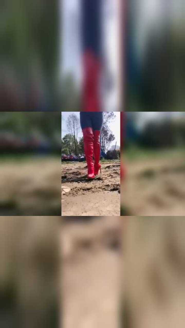 美女穿这么高的高跟鞋走在泥地里真怕她一脚陷下去