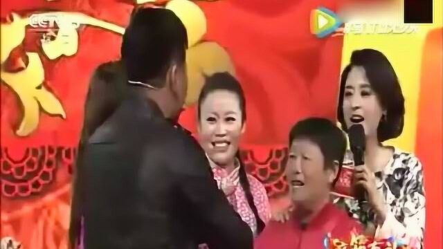 草帽姐妈妈首次亮相综艺节目,带来山东煎饼卷大葱,馋坏了男嘉宾