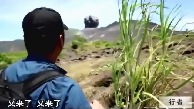 男子看见火山喷发后,竟往火山跑去,吓坏在场的当地人