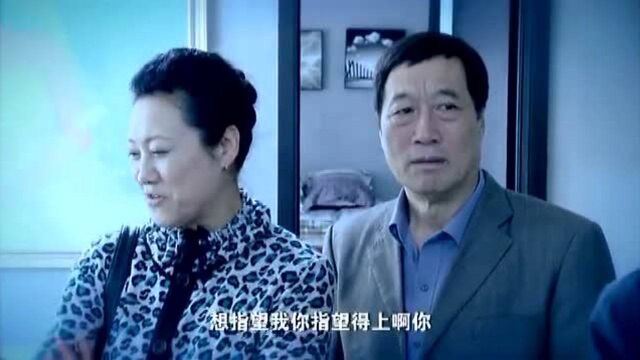 城里丈母娘来女婿家,被乡下大姑拦着不让进,暴脾气上头引发大战