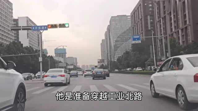 实拍济南的工业南路,道路的楼景很有看点,听说要延伸到火车东站