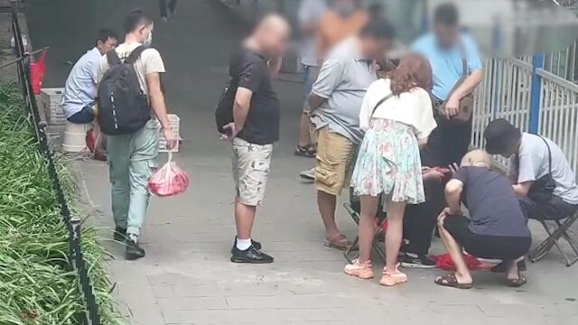 7人围观遇算命大师6个是骗子 剩下一个被骗还在数数